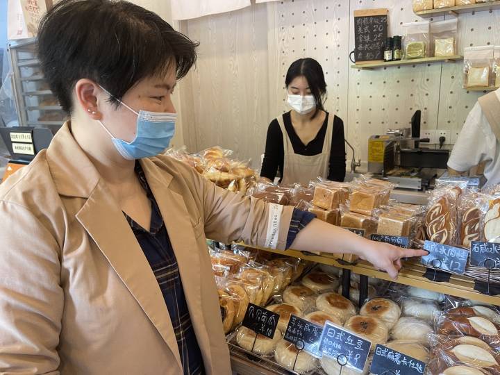 百万粉丝博主回村开面包店，乡村新风尚的崛起