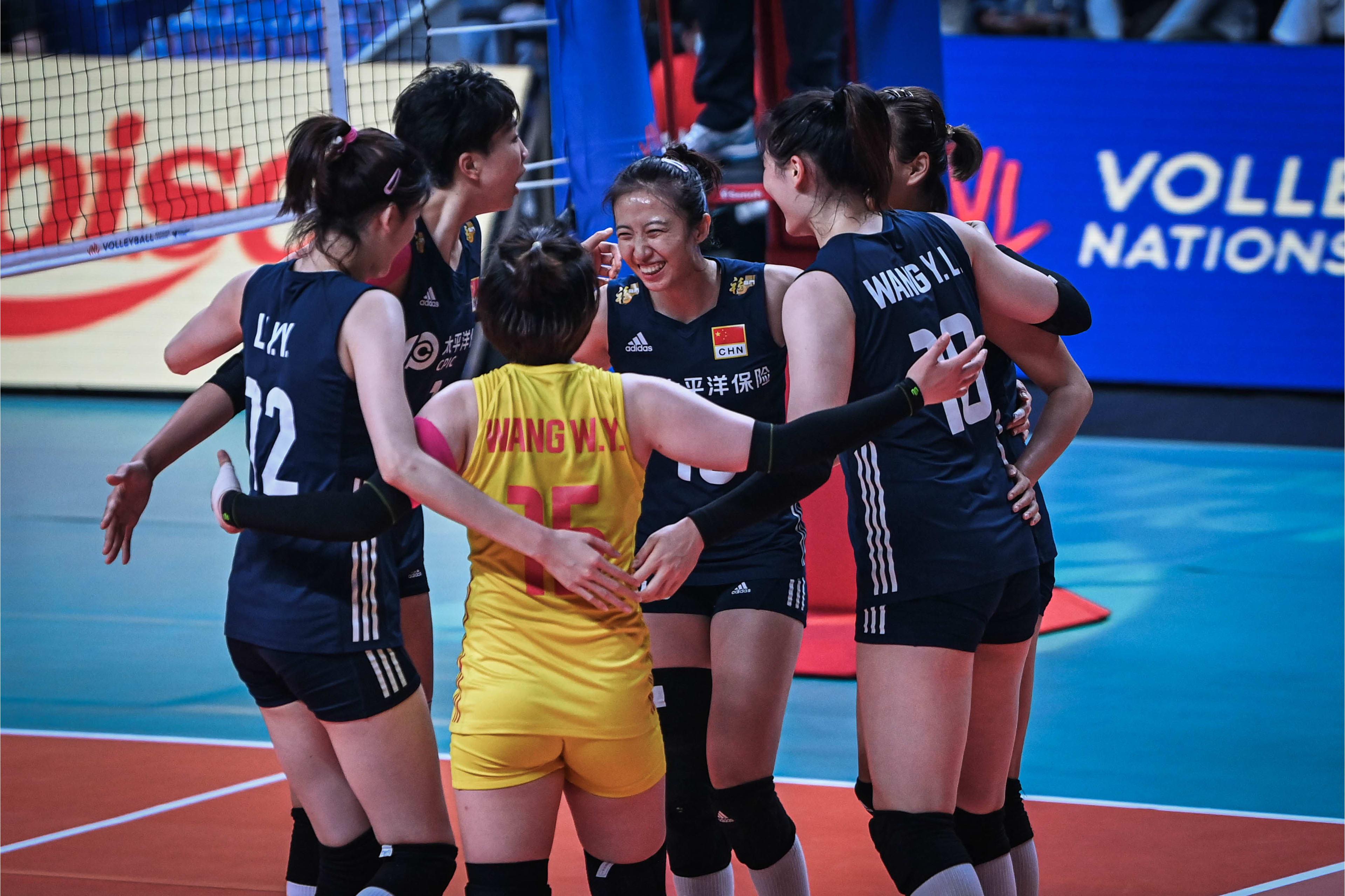 中国女排3-1逆袭日本女排，钢铁意志的胜利之歌