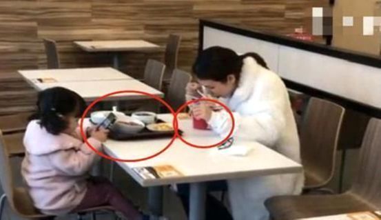 母女机场偷土特产